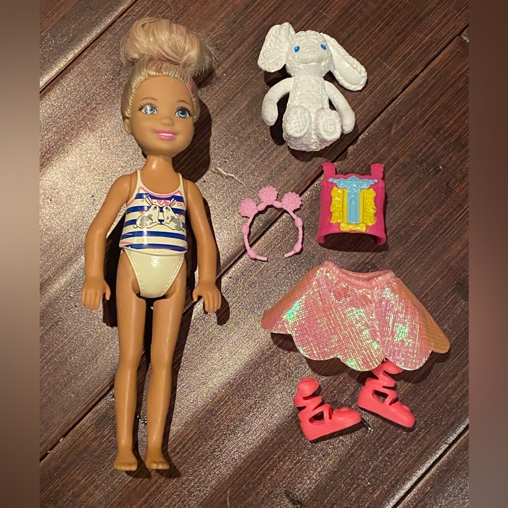 Barbies sister Chelsea doll, bunny rabbit and accessories 🐰